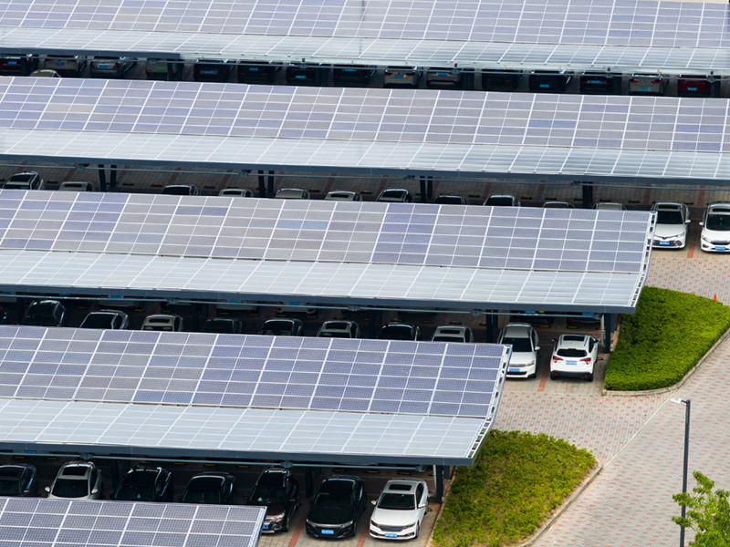 Az ipari szereplők kezdeményezésére a Kormány megkönnyítené a parkolókban elhelyezett napelemek telepítését.