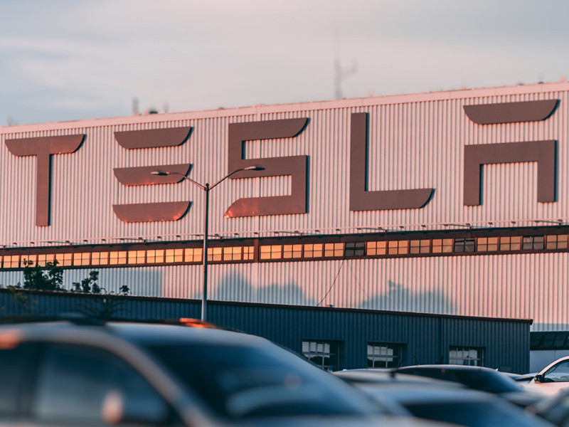 AKKUS ENERGIATÁROLÓKAT TELEPÍT A TESLA GYÁRAINÁL